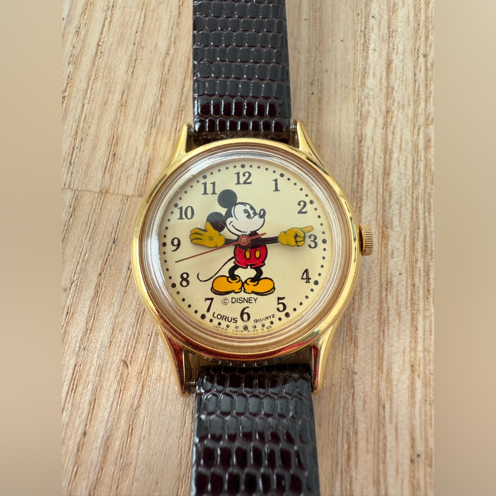 Vintage Lorus Disney Mickey Mouse gold tone watch NEW BATTERY